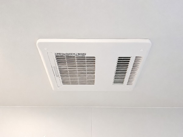 【浴室暖房乾燥機】お風呂場そのものを乾燥機にしてしまう便利な機能。梅雨時期や花粉の時期に助かる。冬の時期には暖房機能がヒートショックを防ぐ。