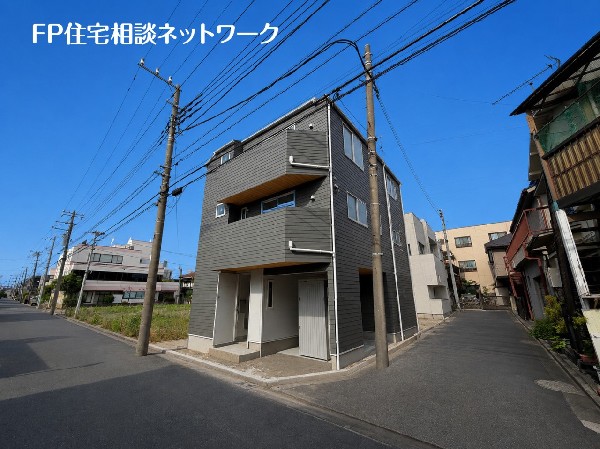 外観:幅5.4mと広い前面道路に面しています。道路面との高低差もなく、車の出入りがしやすく、切返しの回数も少なく済みます。車だけはなく、徒歩にも自転車にも優しい立地環境です。
