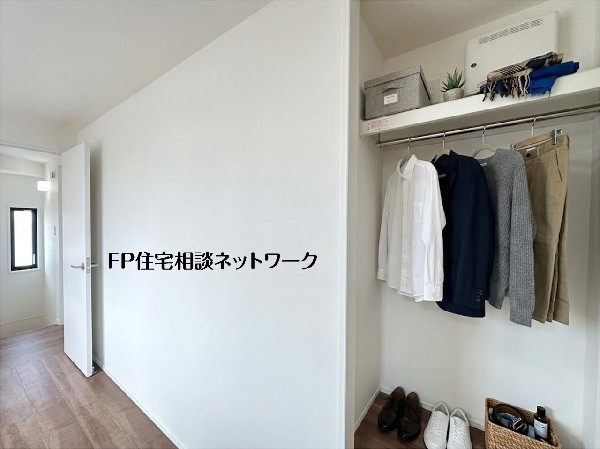 【クローゼット】  本画像はAIがCGで衣類・小物を作成しており、実際の現地に衣類・小物は設置されておりません。また、販売価格に衣類・小物等は含まれておりません。