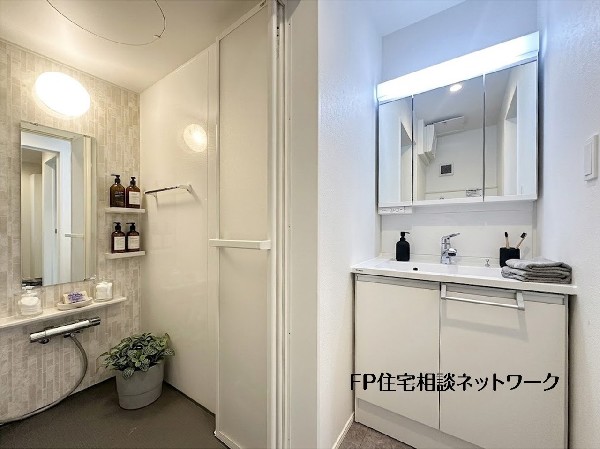 【洗面脱衣室】  本画像はAIがCGで小物を作成しており、実際の現地に小物は設置されておりません。また、販売価格に小物等は含まれておりません。