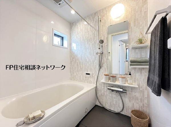 【洗面脱衣室】  本画像はAIがCGで小物を作成しており、実際の現地に小物は設置されておりません。また、販売価格に小物等は含まれておりません。