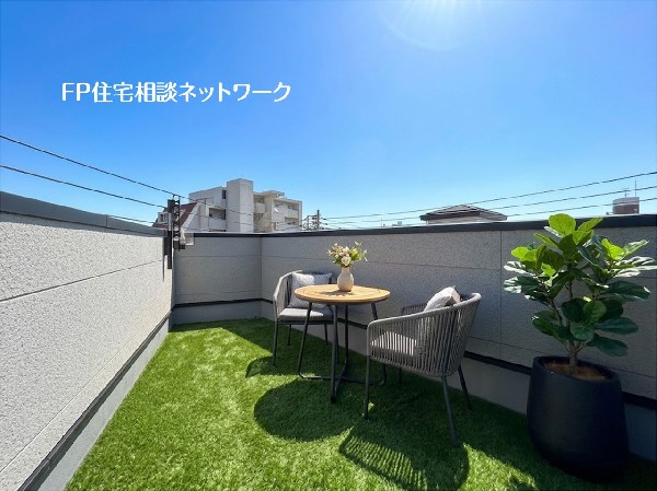 外観:【ルーフバルコニー】  本画像はAIがCGで家具を作成しており、実際の現地に家具は設置されておりません。また、販売価格に家具等は含まれておりません。