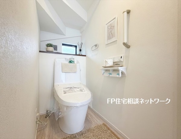 【トイレ】  本画像はAIがCGで小物を作成しており、実際の現地に小物は設置されておりません。また、販売価格に小物等は含まれておりません。