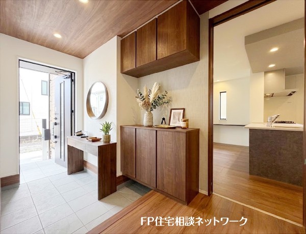 【玄関】  本画像はAIがCGで家具・小物を作成しており、実際の現地に家具・小物は設置されておりません。また、販売価格に家具等は含まれておりません。