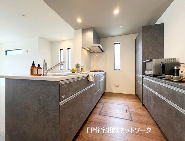 【ペニンシュラキッチン】  本画像はAIがCGで家具を作成しており、実際の現地に家具は設置されておりません。また、販売価格に家具等は含まれておりません。