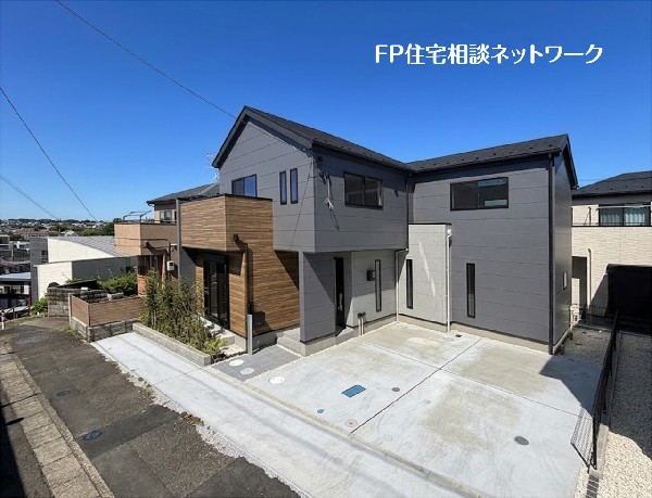 外観:【外観】  グレーと木目が織りなすスタイリッシュな外観。広々としたコンクリートのカースペースは2台駐車可能です。日々の暮らしを彩る、洗練されたデザインの新築分譲住宅です。