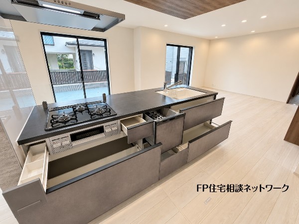 スライド収納付きのシステムキッチン。料理器具なども収納できて出し入れもスムーズ。収納量もたっぷりなので料理器具やストック調味料なども入れられる。