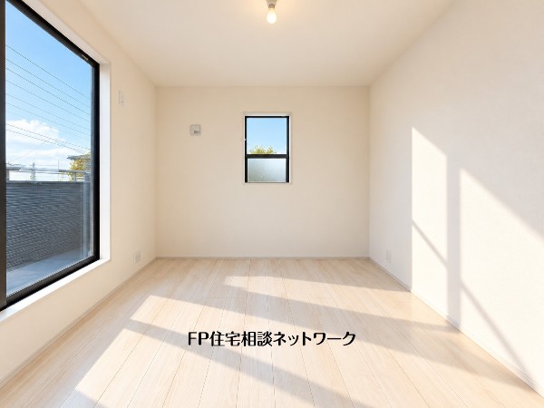 2面採光でお部屋の隅々まで明るい印象の居室。おひさまの光を、爽やかな風をたっぷりと取り込めます。居室内はいつも明るいので、毎日の生活も自然と明るくなりますね。