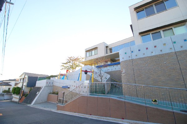周辺環境:大場白ゆり幼稚園(あえて特別な教育をしないのが特長。家庭的な雰囲気の中で本当に必要な教育をゆったりと行います。)