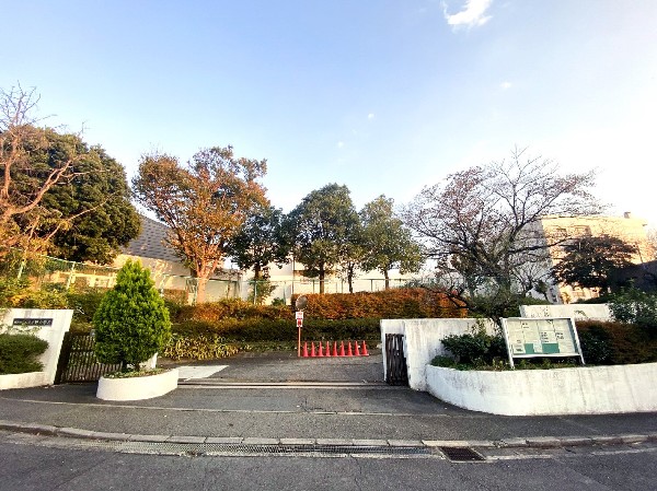 周辺環境:もえぎ野中学校(通称は「もえ中」。教育具体目標は、「1　何事にも挑戦しよう」「2　挨拶しよう」「3　地域に貢献しよう」。)