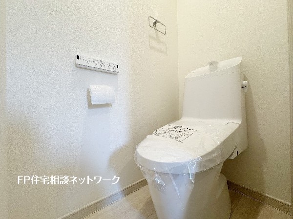 同仕様設備：ウォシュレット、暖房便座機能付のトイレです。従来型に比べ節水効果があり、お手入れもしやすいので、家計も家事の負担も軽減してくれます。