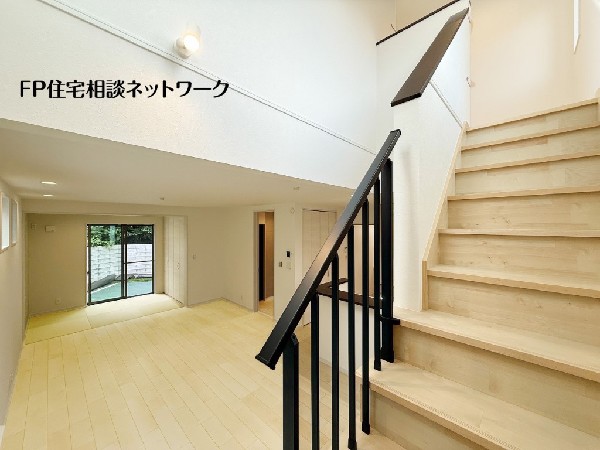 開放感を演出する勾配天井。実際の広さより広がりを感じるので、より開放的な気分になります。天井が高いのでシーリングファンがとてもよく似合う、ＬＤＫを演出できます。