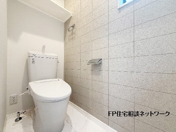 ウォシュレット、暖房便座機能付のトイレです。従来型に比べ節水効果があり、お手入れもしやすいので、家計も家事の負担も軽減してくれます。