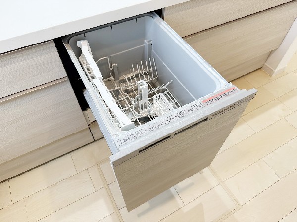 【食器洗浄乾燥機】同仕様設備：手間をかけずに食後の後片付けができる食器洗乾燥機。食器の出し入れがスムーズなスライドタイプ。節水効果だけでなく、効率的に洗い物を配置できるようにラックがついています。