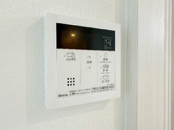 【フルオートバス】同仕様設備：ワンタッチでお湯張りや保温が可能なフルオートバス。仕事や塾などパパやお子様の入浴時間が異なる家でも、保温機能でいつでも快適に入浴が可能です。