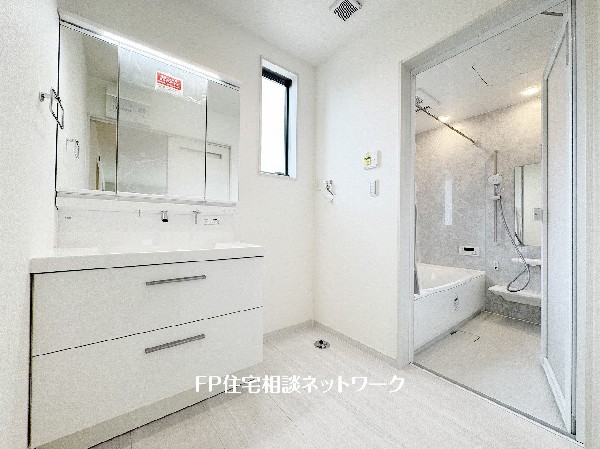 同仕様設備：鏡の裏に収納棚を確保した三面鏡を採用。化粧品や歯ブラシなどを機能的に収納。また、三面鏡の本当の利点は三枚の鏡を合わせることで、頭の側面や背面が見れること。