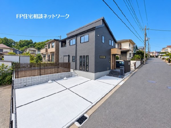外観:区画整理された美しい住宅街に佇む邸宅。土地面積は約195m2とゆとりがあり、カースペースは並列2台分を確保。さらに、ご家族でBBQやお子様の水遊びなども楽しめるお庭も魅力です。