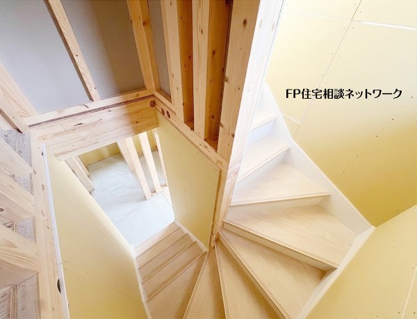 【階段】  現在建築中