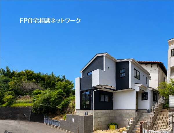 外観:青空に映えるスタイリッシュなモノトーンの外観が印象的な一戸建てです。