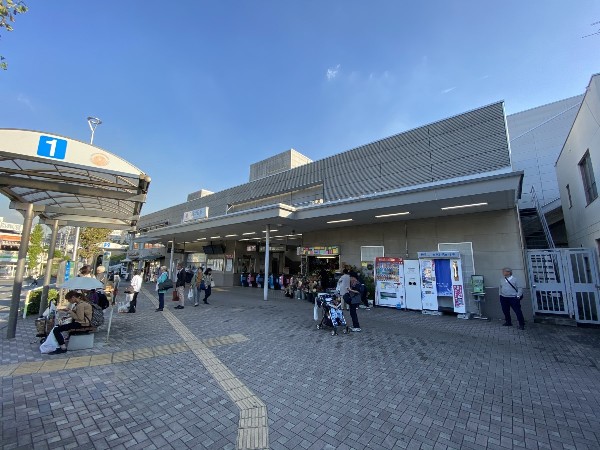 周辺環境:藤が丘駅(青葉台駅の渋谷寄り、一つ手前の各駅停車駅です。駅前にショッピングセンターやドラッグストアなどが一通り揃っています。)