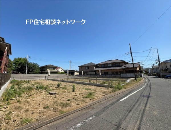 外観:【駅徒歩3分の好立地】スーパーも徒歩3分で毎日のお買い物も快適。小学校も徒歩8分と近く、子育て世代に最適です。南道路で日当たり良好、130m2以上のゆとりある敷地です。