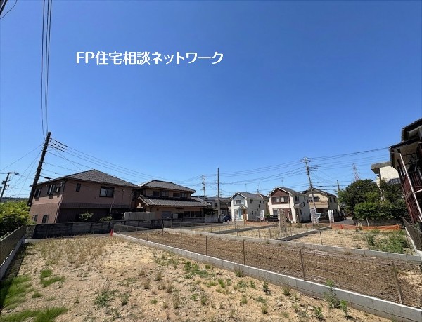 外観:【南道路】駅徒歩3分、スーパーも3分と生活利便性良好。小学校も徒歩8分でお子様の通学も安心です。130m2以上の広々とした敷地で、理想のマイホームを実現しませんか。