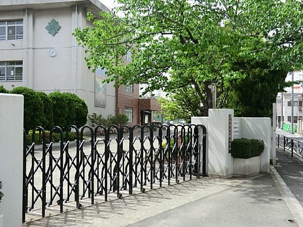 周辺環境:川崎中学校　(学校教育目標「自ら学び、自ら考え、自ら行動できる生徒を育てる」)