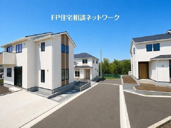外観:閑静な住宅地で子育て家族にピッタリ。毎日のお散歩も快適な緑に恵まれたエリアで、自然に包まれた穏やかな暮らしを実現するための、ゆとりある住環境が整っています。