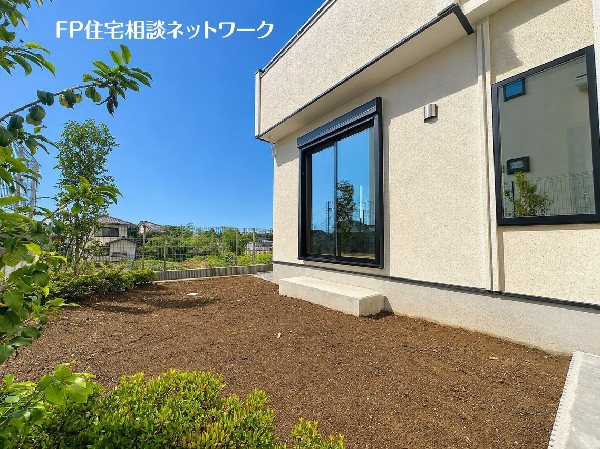 外観:住まいに陽当りと潤いをもたらす、広いお庭があります。成長する樹木に見守られ、家族の物語が始まります。どんなお庭にしていくか、お子様のプール遊び、ガーデニングなど幅広く楽しめます。