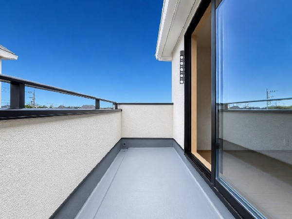 外観:南からの明るい光が差しこむ陽だまりの空間。南に大きく面したバルコニーでお洗濯も干せばあっという間に乾きそうで家事もスムーズにこなせますね！