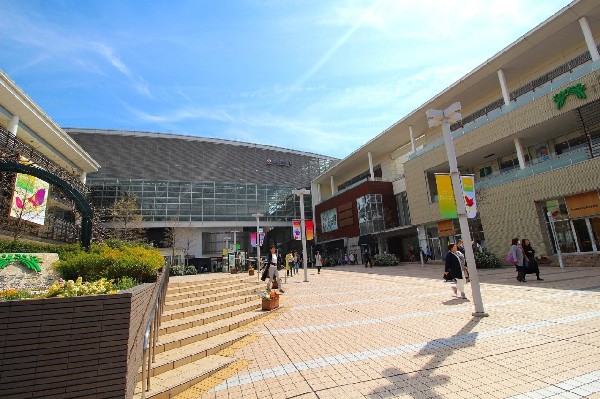 周辺環境:たまプラーザ駅(再開発中の駅前が次々と整備されています。より使いやすく、よりブランド力をつけたたまプラーザ駅が誕生するのは間近です。)