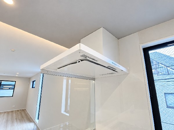 【換気扇】調理中の煙や油、ニオイを屋外へ排出する設備です。戸建では、ダクトを用いるシロッコファンや壁に直接設置するプロペラファンが主流です。