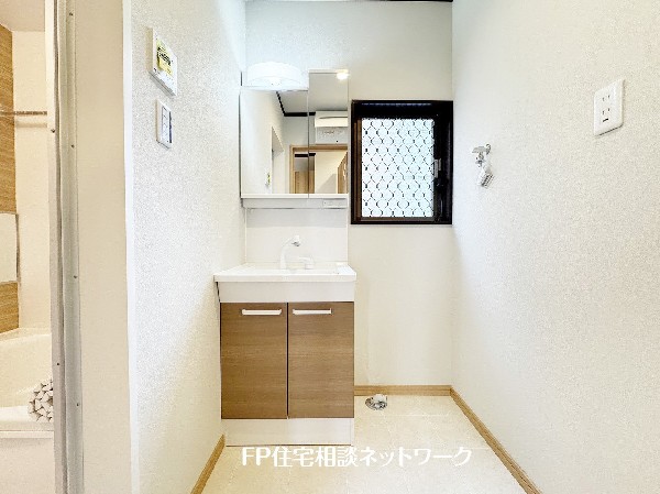 鏡の裏に収納棚を確保した三面鏡を採用。化粧品や歯ブラシなどを機能的に収納。
