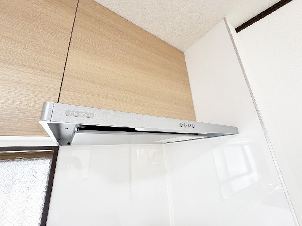 【換気扇】システムキッチンとコーディネートされた換気扇。従来タイプよりも換気効果に優れ、フィルター交換もお掃除も容易になりました。