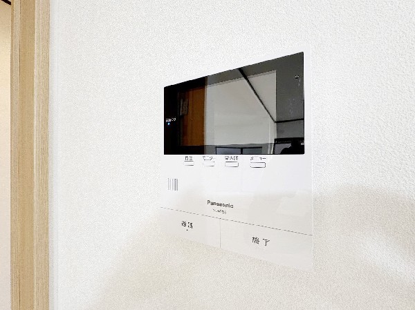 【モニター付インターホン】モニター付インターホンが標準仕様です。戸建暮らしだと、集合住宅に比べ、より不安になりがちな防犯面、目で確認できるからあんしんです。