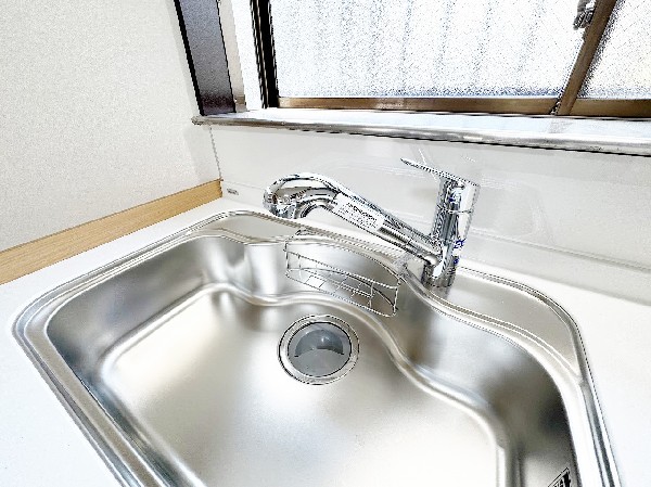 【浄水器一体型水栓】スタイリッシュな、浄水器一体型水栓です。水栓にシャワーホースと浄水器を内蔵し、カルキ臭など軽減。シャワーヘッドを引き出すことで、広いシンクのお手入れもラクラク。