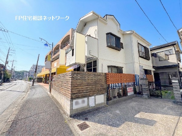 外観:東急田園都市線「江田」駅徒歩13分の2階建住宅！都内へのアクセスも良好、室内リフォーム済なのでそのままの状態でお住いになれます。