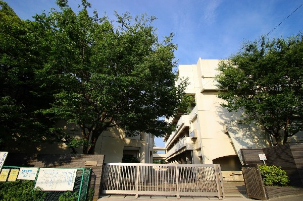 周辺環境:下田小学校(小中一貫教育を推進している小学校。義務教育９年間の学習指導と生活指導の円滑な接続が図れるよう、中学校を基本として推進しています。)