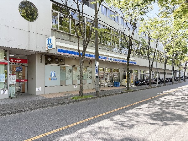 周辺環境:ローソンJPローソン青葉郵便局  (「マチのほっとステーション」をスローガンに掲げる通り、忙しい日々に「ほっ」とするひとときをもたらします。)