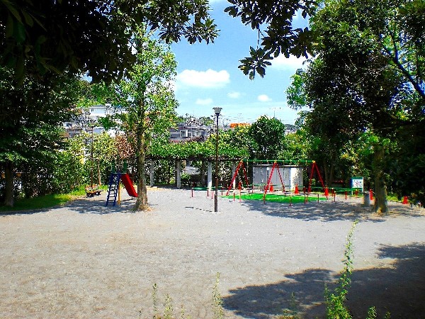 周辺環境:高田第三公園 (住宅街らしく近隣には公園が複数ありますので、お子様にも嬉しい住環境です。きっと、お気に入りの公園がみつかるはずです。)