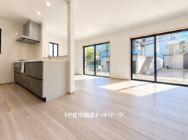 オープンな空間を生み出す、広がりとゆとり。家族と過ごす時間を大切にしたい方にぴったりのゆとりある住空間です。日差しがリビングの隅々までしっかりと届きます。