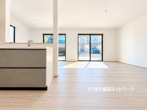 リビングで遊ぶお子様を見守りながらお料理が出来る対面式カウンターキッチンは、料理をしながらご家族との会話を楽しめます。毎日のお料理も楽しくなりますね。