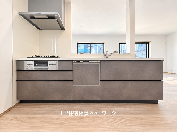 新しいキッチンは食事の支度も楽しく出来る。お手伝いをしてくれるお子様と並びながら準備や片付けが出来るキッチンは、ご家族のコミュニケーションを育む場として活躍します。