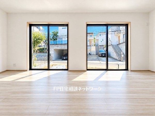 掃出し窓から光が降りそそぐ開放的なリビング。大きな窓からは、太陽の光はもちろん、爽やかな風が吹き抜けます。快適で心地の良い空間を演出してくれます。