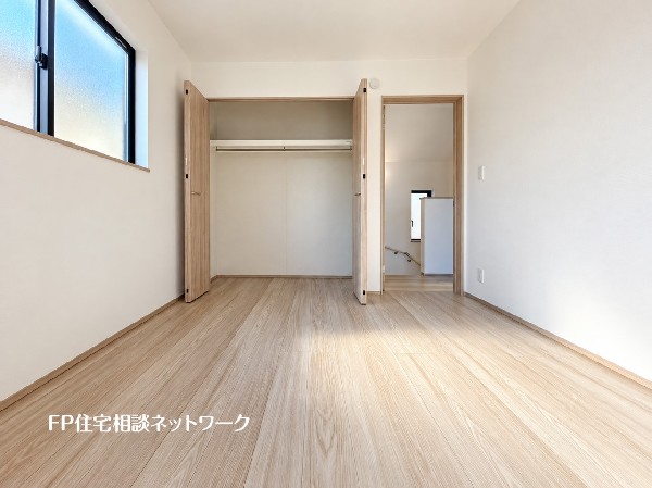 全居室には大型の収納クローゼットを完備。普段使いのお洋服や小物はもちろん、季節物のお洋服などもしっかりと整理整頓出来る。居室空間を隅々まで使えるのが嬉しい。