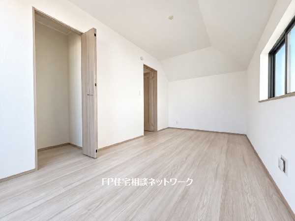 2面採光でお部屋の隅々まで明るい印象の居室。おひさまの光を、爽やかな風をたっぷりと取り込めます。居室内はいつも明るいので、毎日の生活も自然と明るくなりますね。