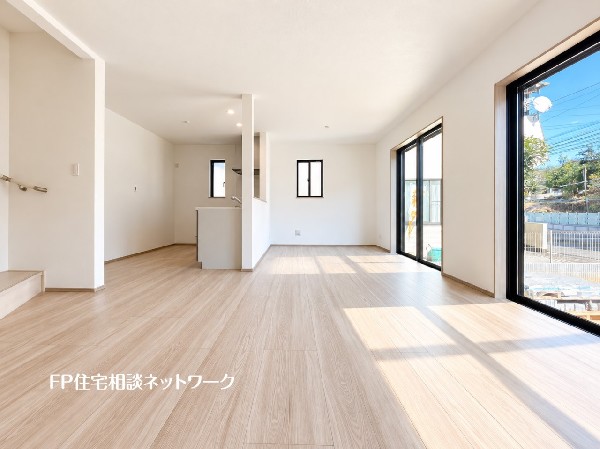 想像以上の質感が訪れる者の心を離さない。フローリング素材、窓の配置、壁面タイル、カラーバランス、どれをとってもワンランク上の仕上がり。