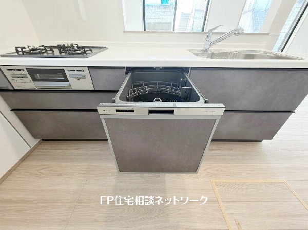 【食洗機】利用者が増えているのはメリットが多いから。時間の節約、手が荒れない、水道代の節約、高温度で洗うので油汚れもしっかり落とせる。まさに理想家電。