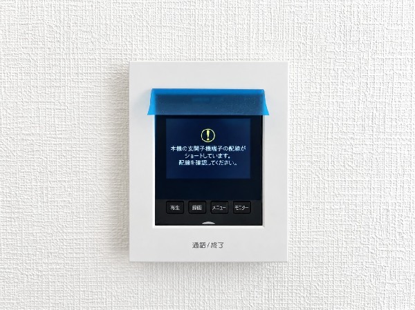 【TVモニター付インターホン】モニター付インターホンが標準仕様です。不安になりがちな防犯面。目で確認できるからあんしんです。