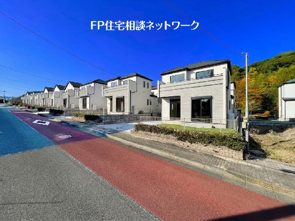 外観:【類似外観同仕様】施工例のため分譲中の建物とは外壁、屋根開口部等の形状・仕様が異なります。